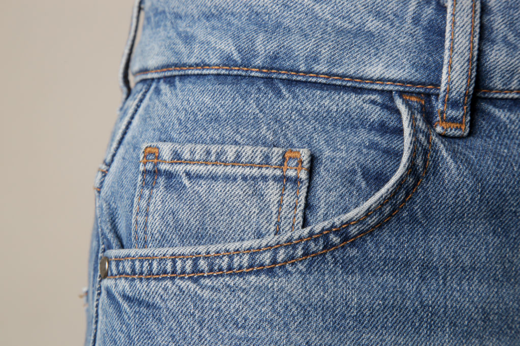 Détail de la petite poche sur un jean