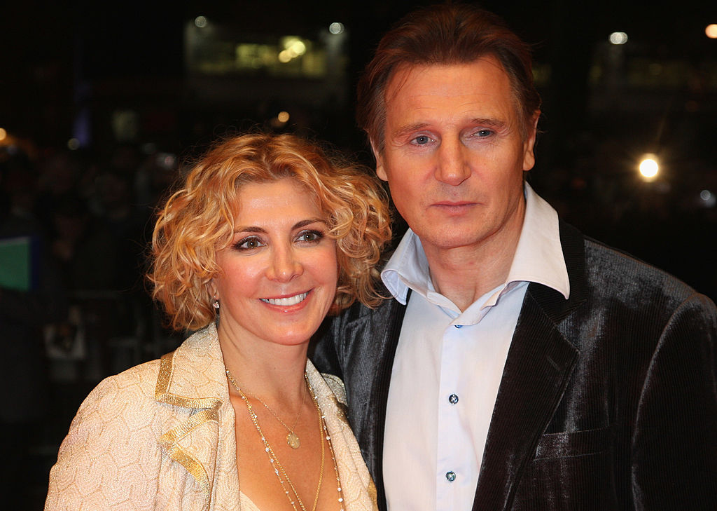 Natasha Richardson souriante en montagne