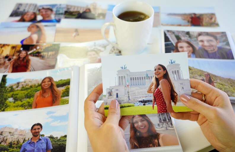 Femme regardant des photos souvenirs avec émotion
