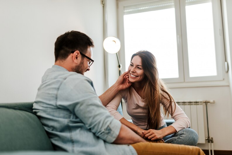 Couple discutant sur un canapé