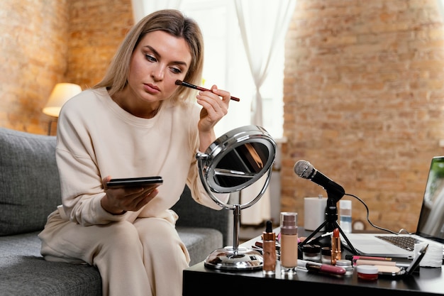 Femme se regardant dans un miroir