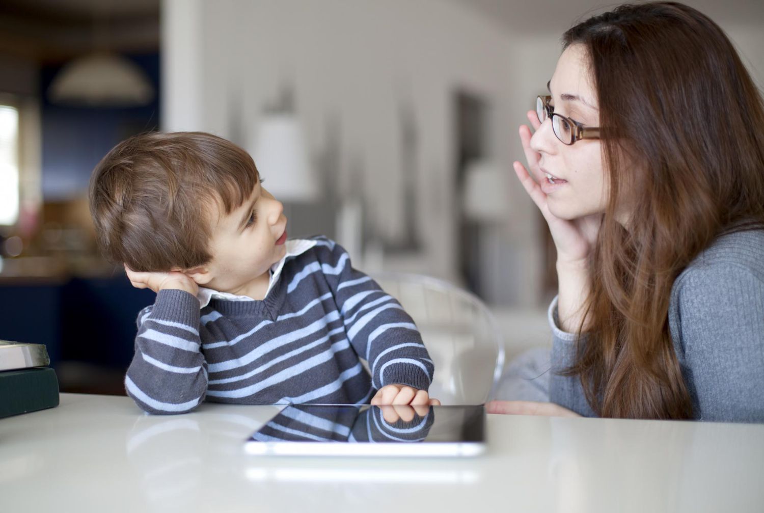 Mère et enfant échangeant un regard complice