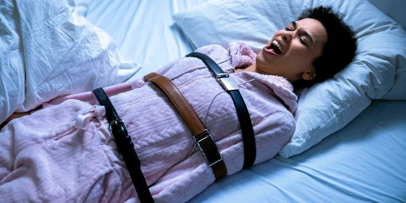 Femme exprimant une sensation d'étouffement durant son sommeil
