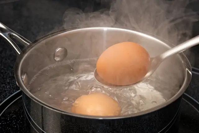 Minuteur et œufs dans une casserole