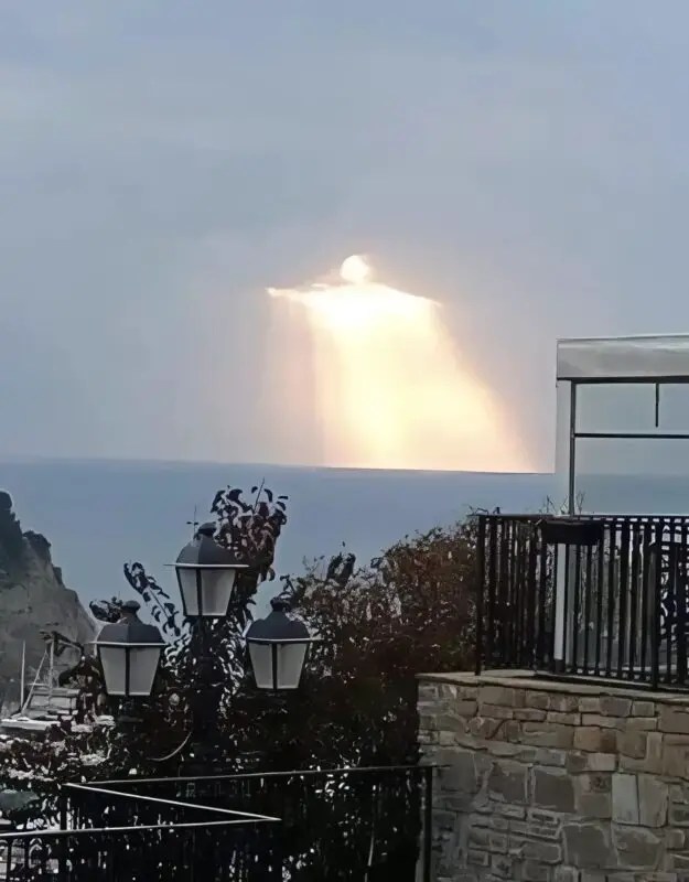 Nuage en forme de silhouette mystérieuse