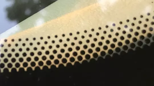 Détail des points noirs sur un pare-brise