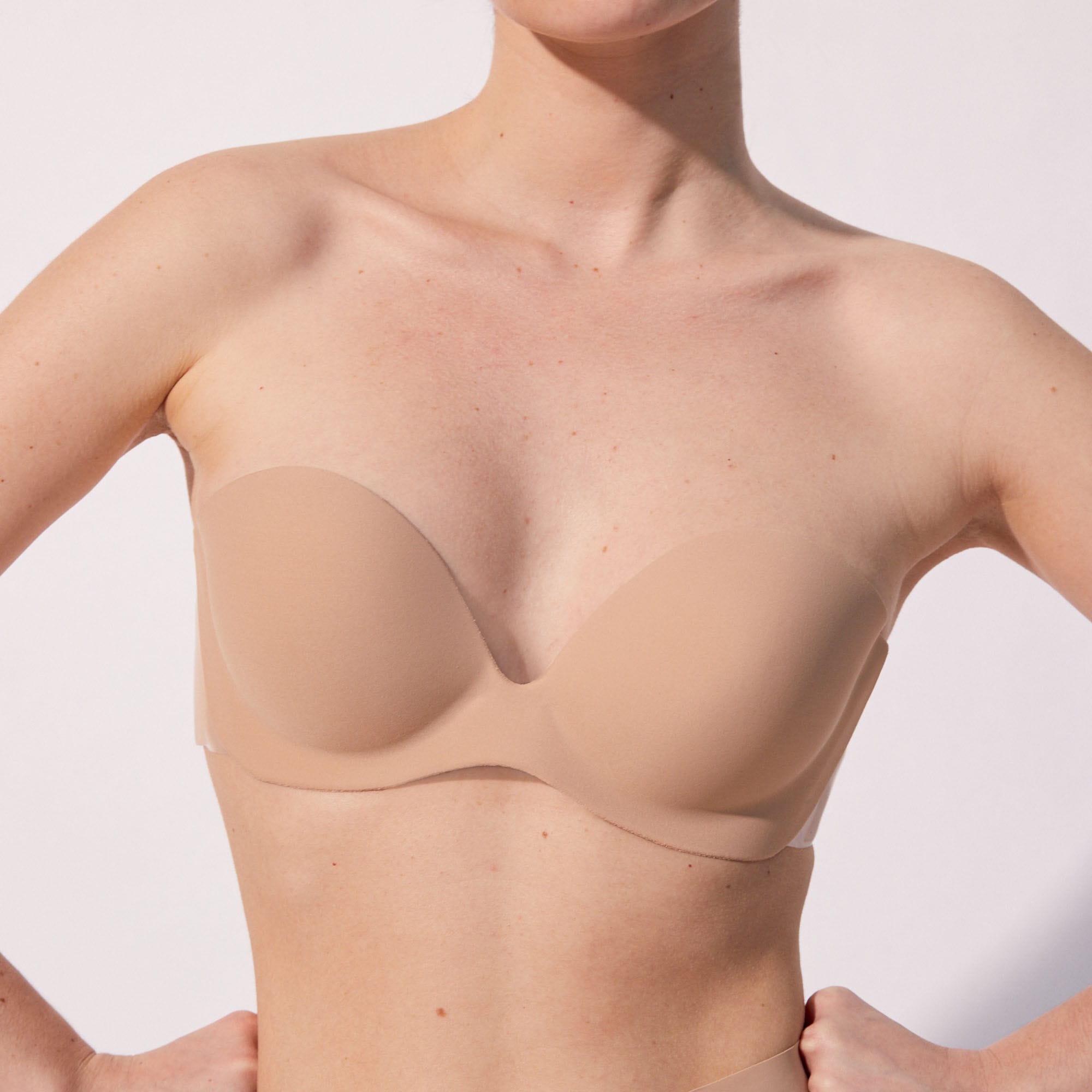 Soutien-gorge nude sous haut blanc