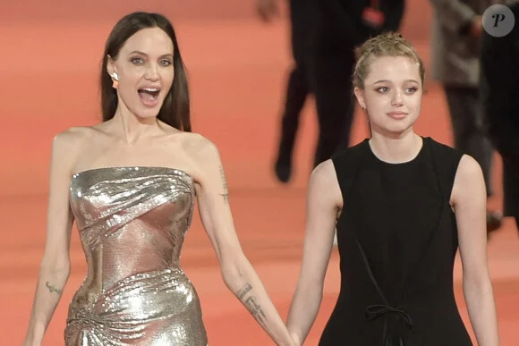 Shiloh Jolie-Pitt accompagnant Angelina Jolie sur tapis rouge