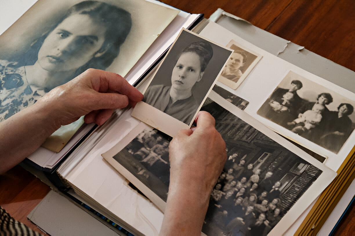 Collection de photographies anciennes étalées sur une table