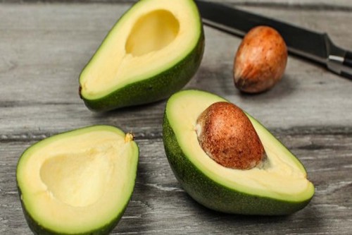 Masque visage à base de noyau d'avocat