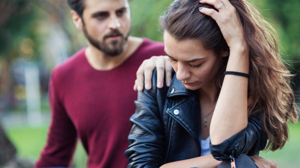 Femme adoptant une posture victimaire