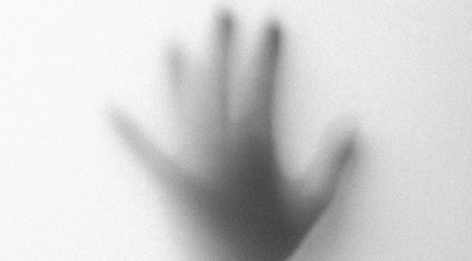 Main tendue vers la lumière symbolisant une présence invisible