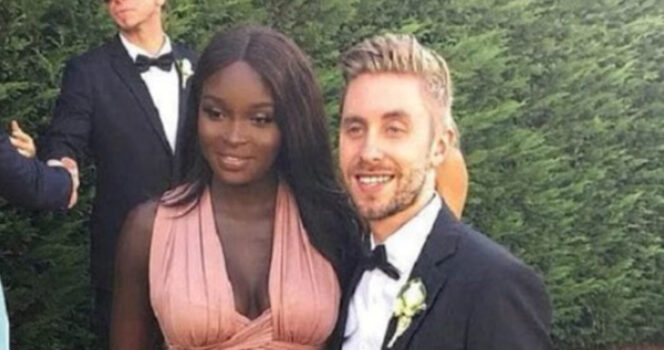 Couple mixte posant avec naturel