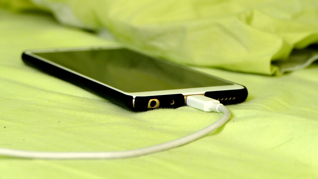 Téléphone posé sur un lit