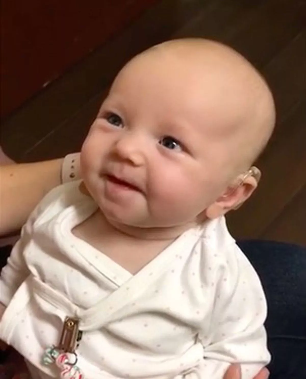 Réaction émue d'une petite fille malentendante découvrant la voix maternelle