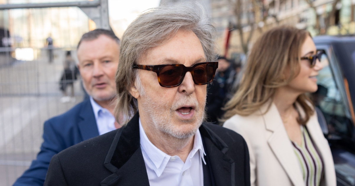 Paul McCartney arborant un chignon lors de ses vacances