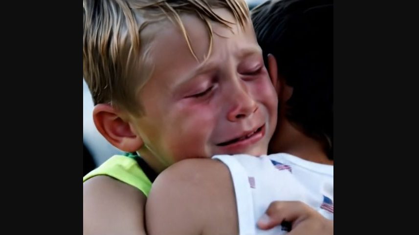 Deux enfants enlacés