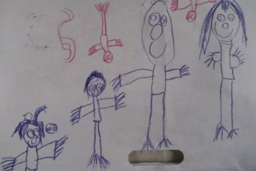 Enfant et parent partageant un moment complice