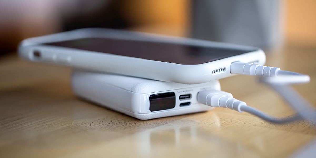 Personne branchant son smartphone