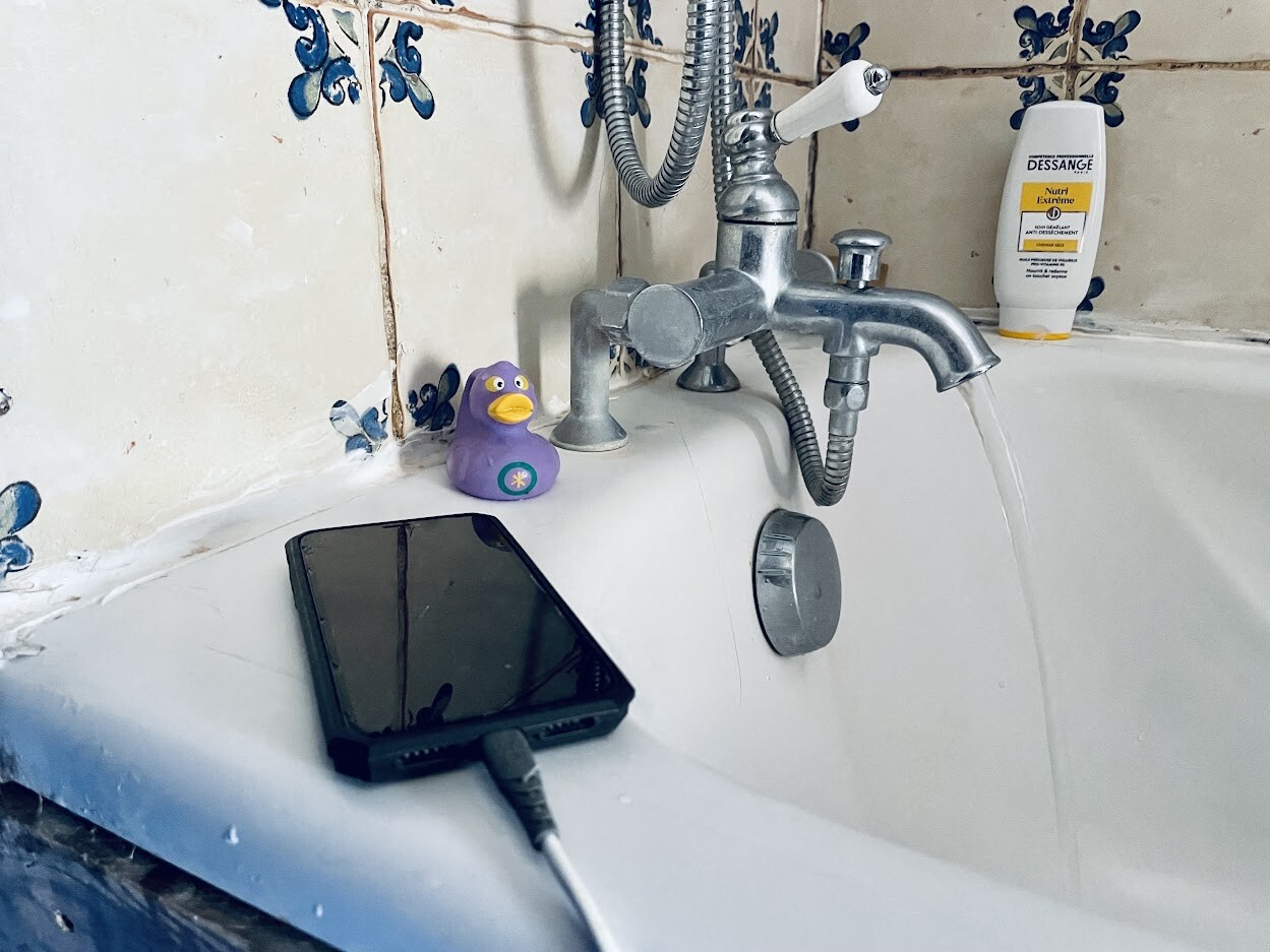 Salle de bain avec appareils électriques