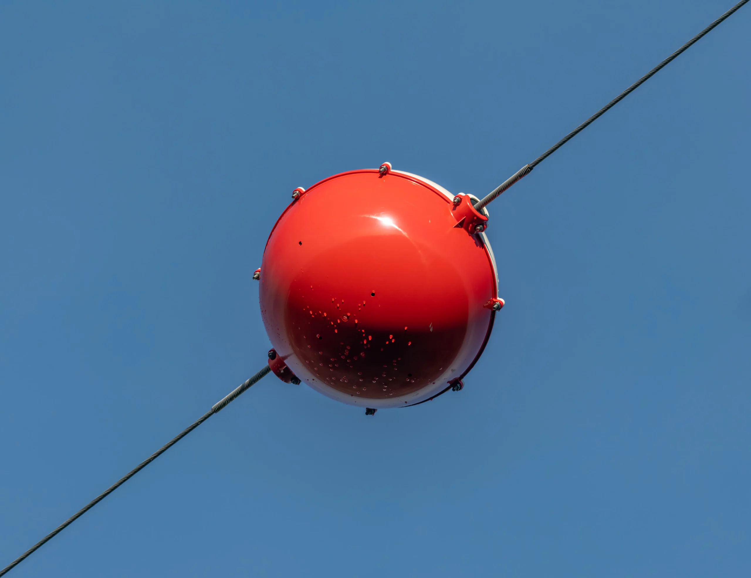 Alignement de boules de balisage sur une ligne électrique en milieu naturel