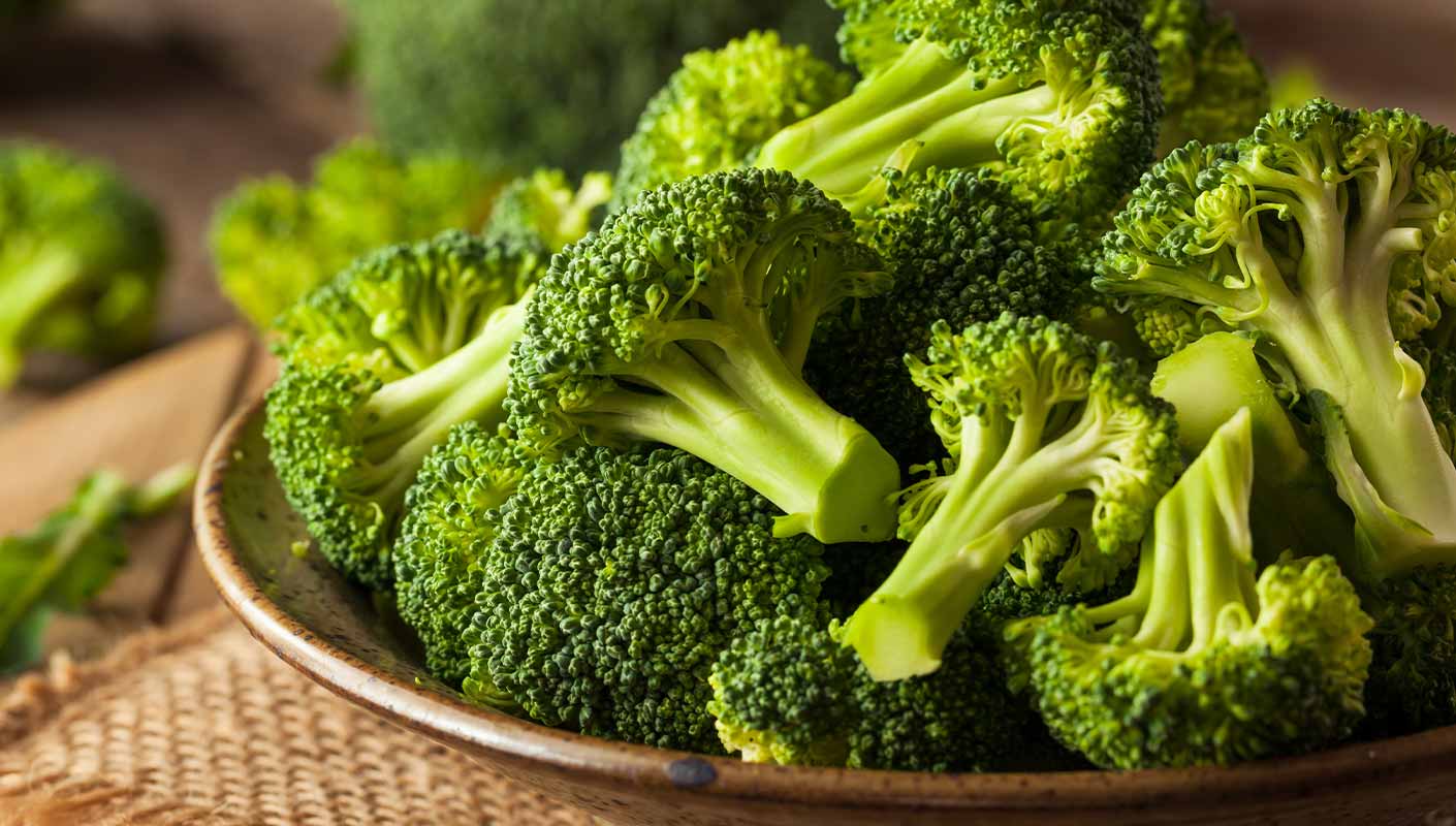 Brocoli cru sur une planche en bois