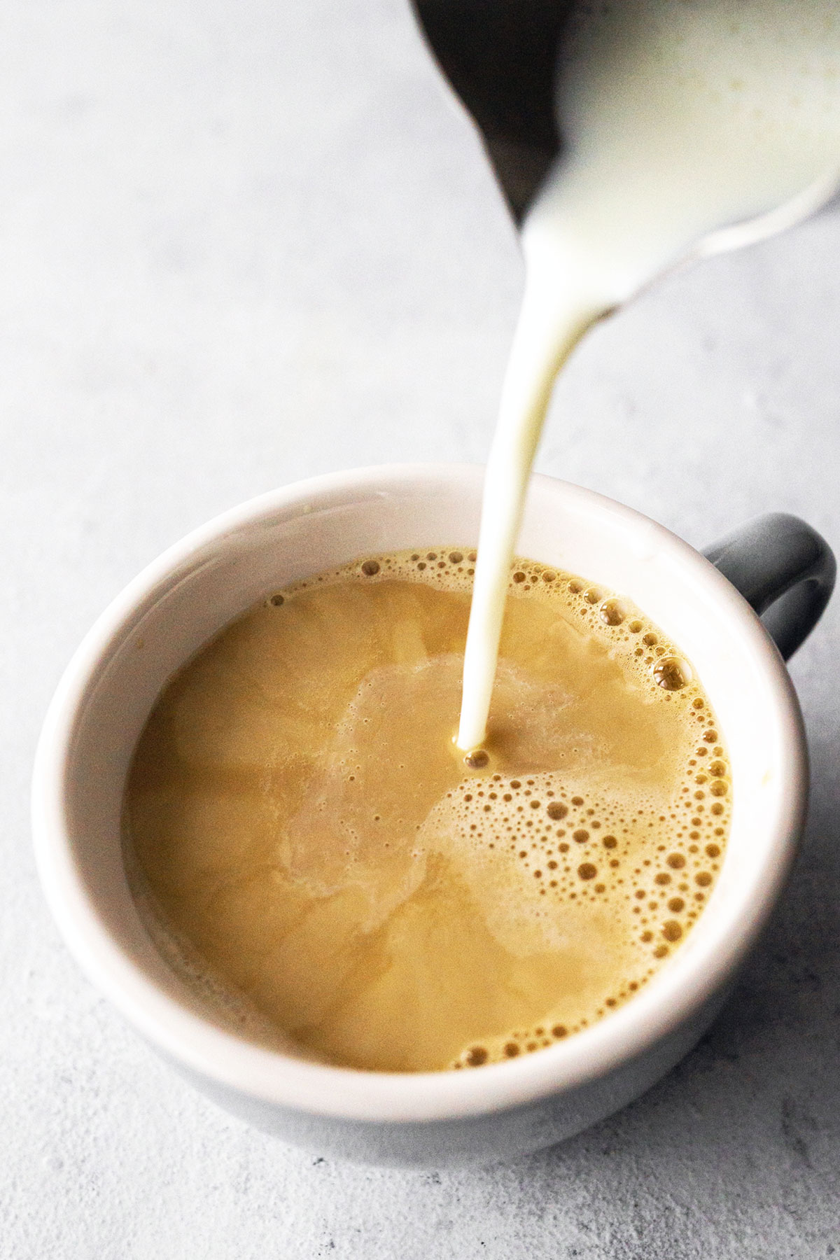 Réalisation d'un latte art dans un café