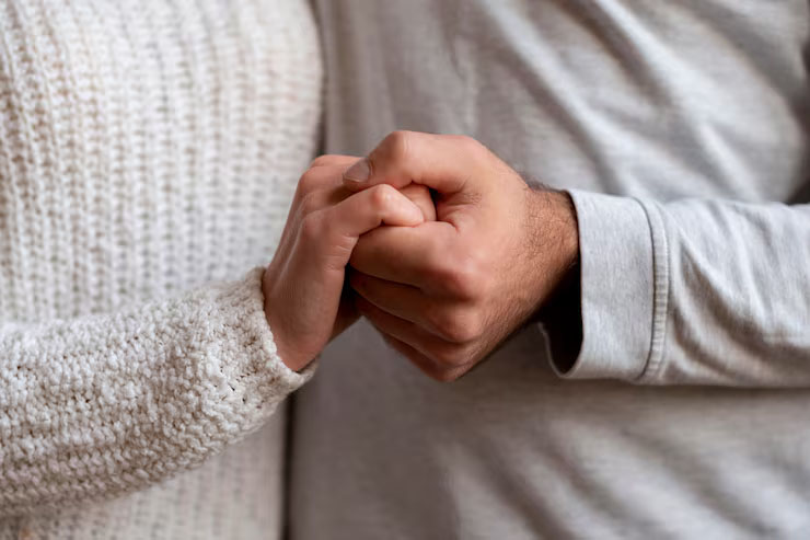 Couple se tenant les mains tendrement