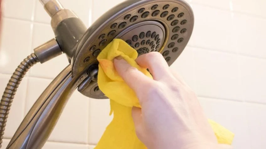 Méthode du sac de vinaigre pour détartrer un pommeau de douche