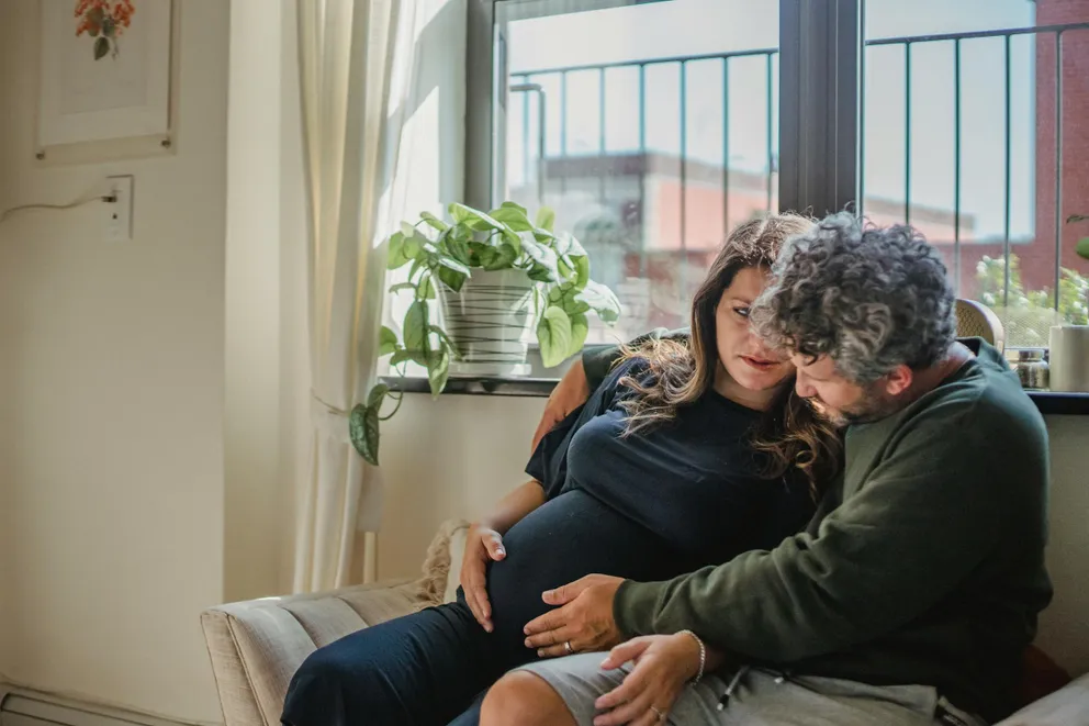 Homme aidant sa femme enceinte