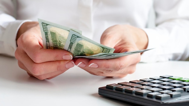 Femme calculant des finances avec remords
