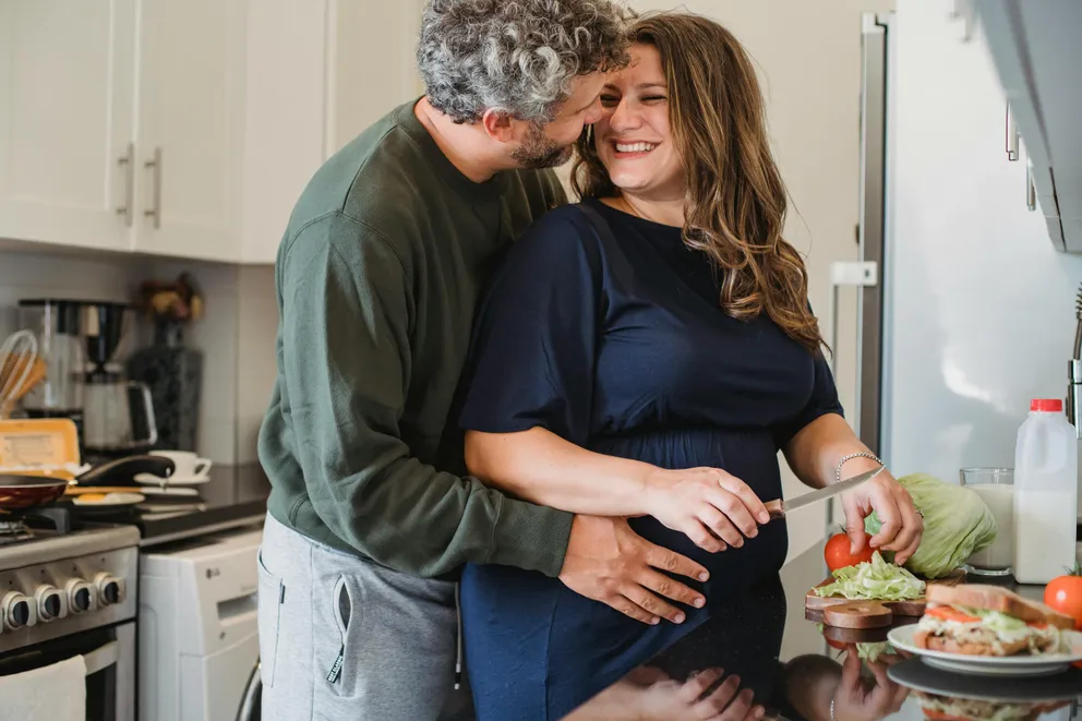 Deux femmes qui s'embrassent