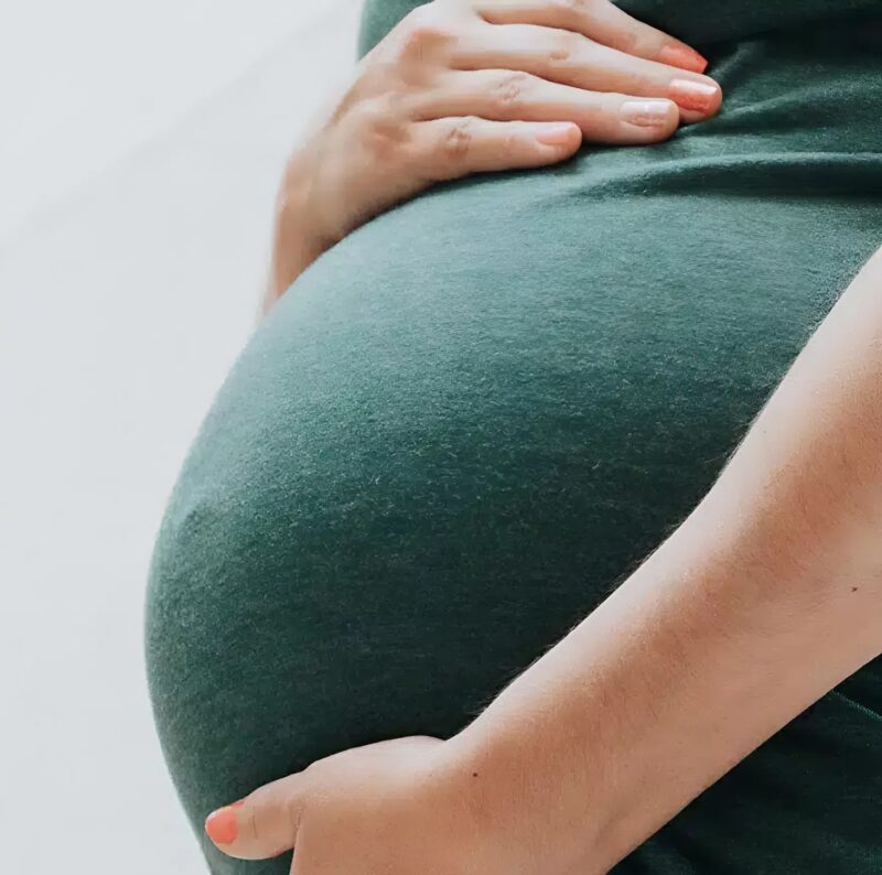 Jeune femme prise en charge par les secours