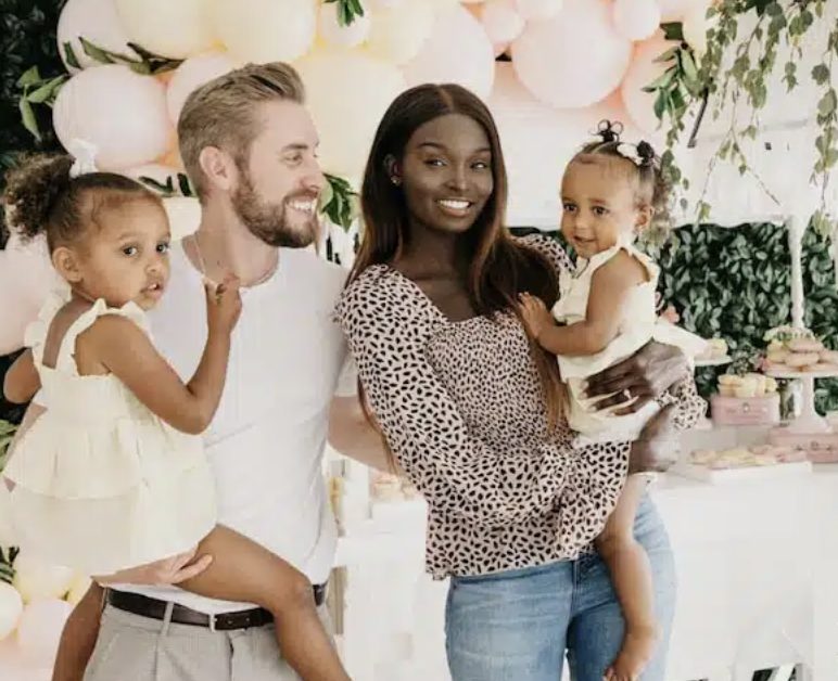 Famille unie avec leurs deux filles