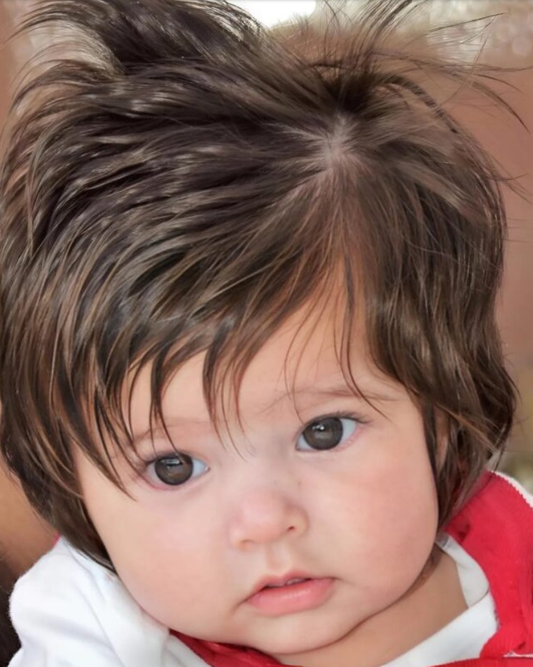 Bébé souriant avec cheveux abondants