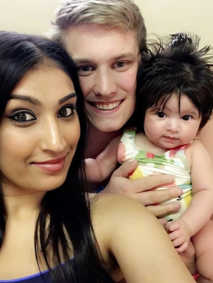 Bébé heureux avec cheveux volumineux