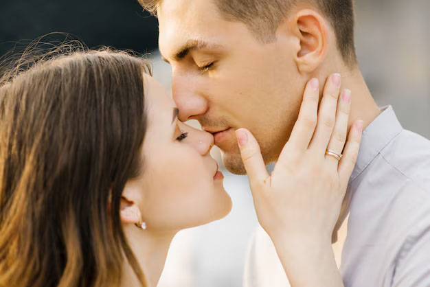 Gros plan d'un homme embrassant le nez de sa compagne