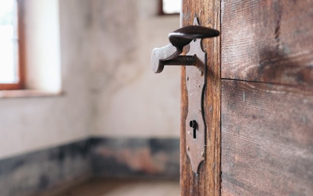 Pièce avec porte et clé inutile