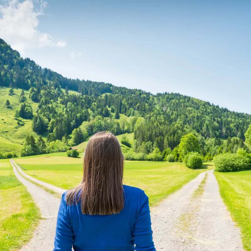 Carrefour avec pierres gravées