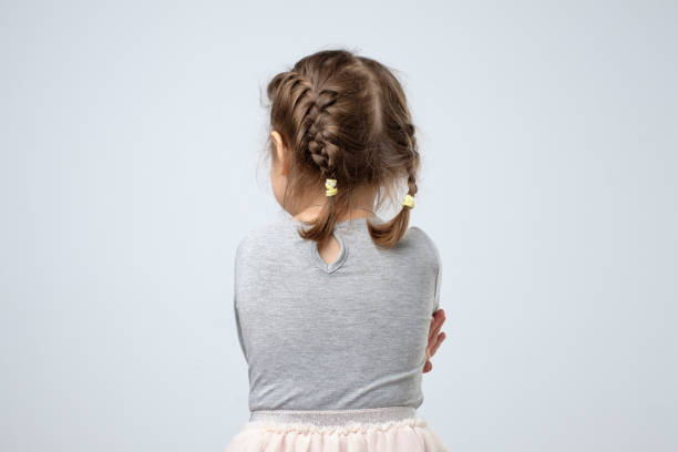 Enfant triste regardant par la fenêtre