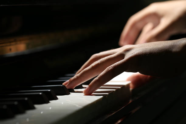 Personne jouant du piano avec émotion