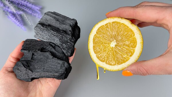 Citron et charbon actif pour des soins maison