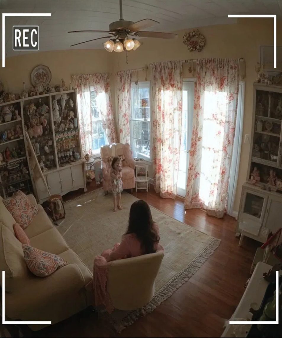 Mère regardant une vidéo de surveillance avec inquiétude