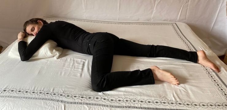 Jeune femme dormant sur le ventre, illustrant les tensions sur la nuque et le dos