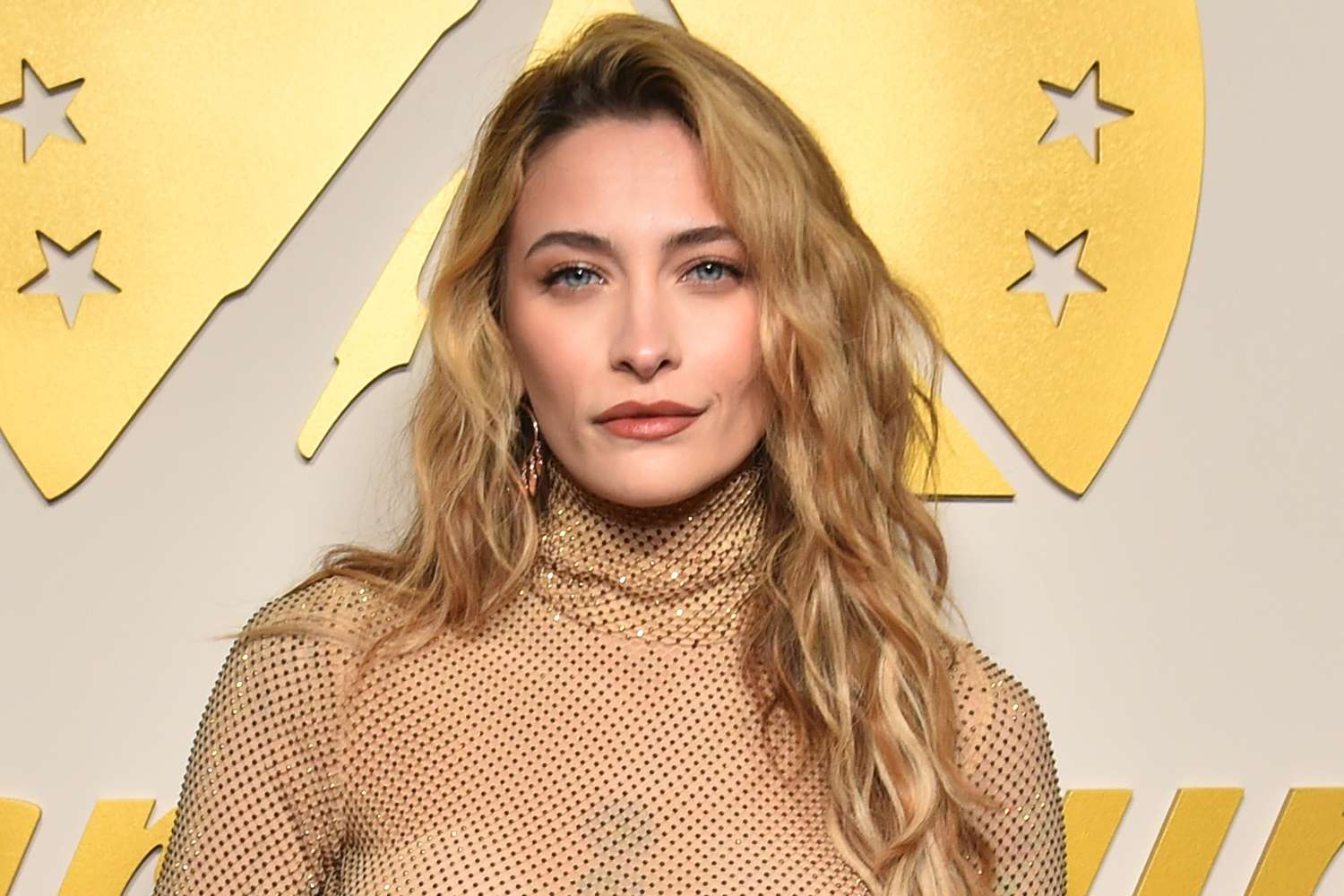 Paris Jackson moderne, souriante lors d'un événement