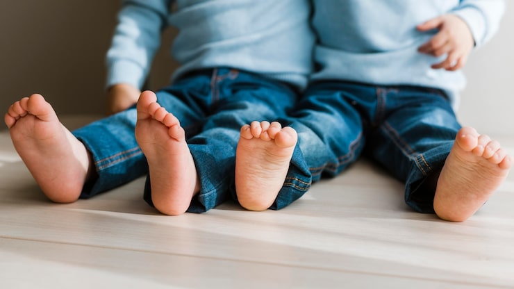 Enfant joyeux posant pour une photo