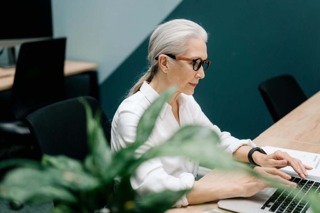 Femme consultant ses finances avec sérénité