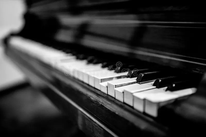 Piano vintage noir et blanc
