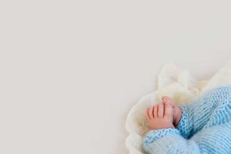 Bébé nouveau-né tenant un doigt