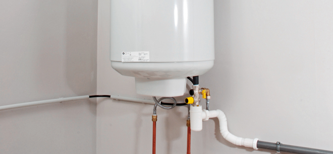 Chauffe-eau électrique installé dans une buanderie